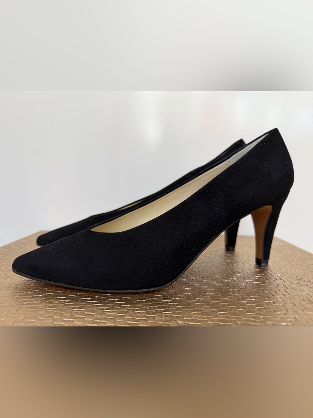 Women's Black Suede Pointed-Toe Mid Heel Pumps